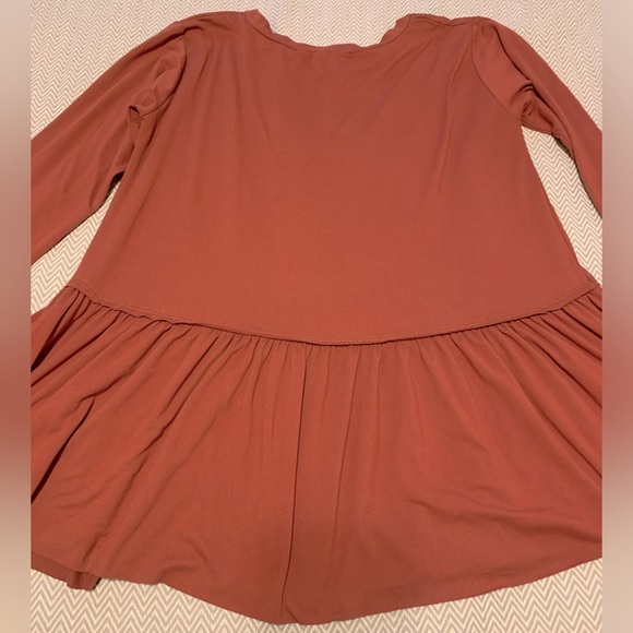 Entro long sleeve top with ruffled bottom. Pretty rust color. Size Small. EUC. - Picture 2 of 3